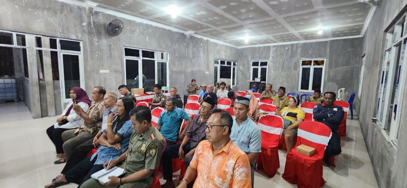 CARI SOLUSI: Satpol PP Kabupaten Mojokerto bersama perangkat desa dan Forkopimca setempat menggelar musyawarah pembongkaran warung remang-remang di Balai Desa Ngrame, Selasa (25/2).