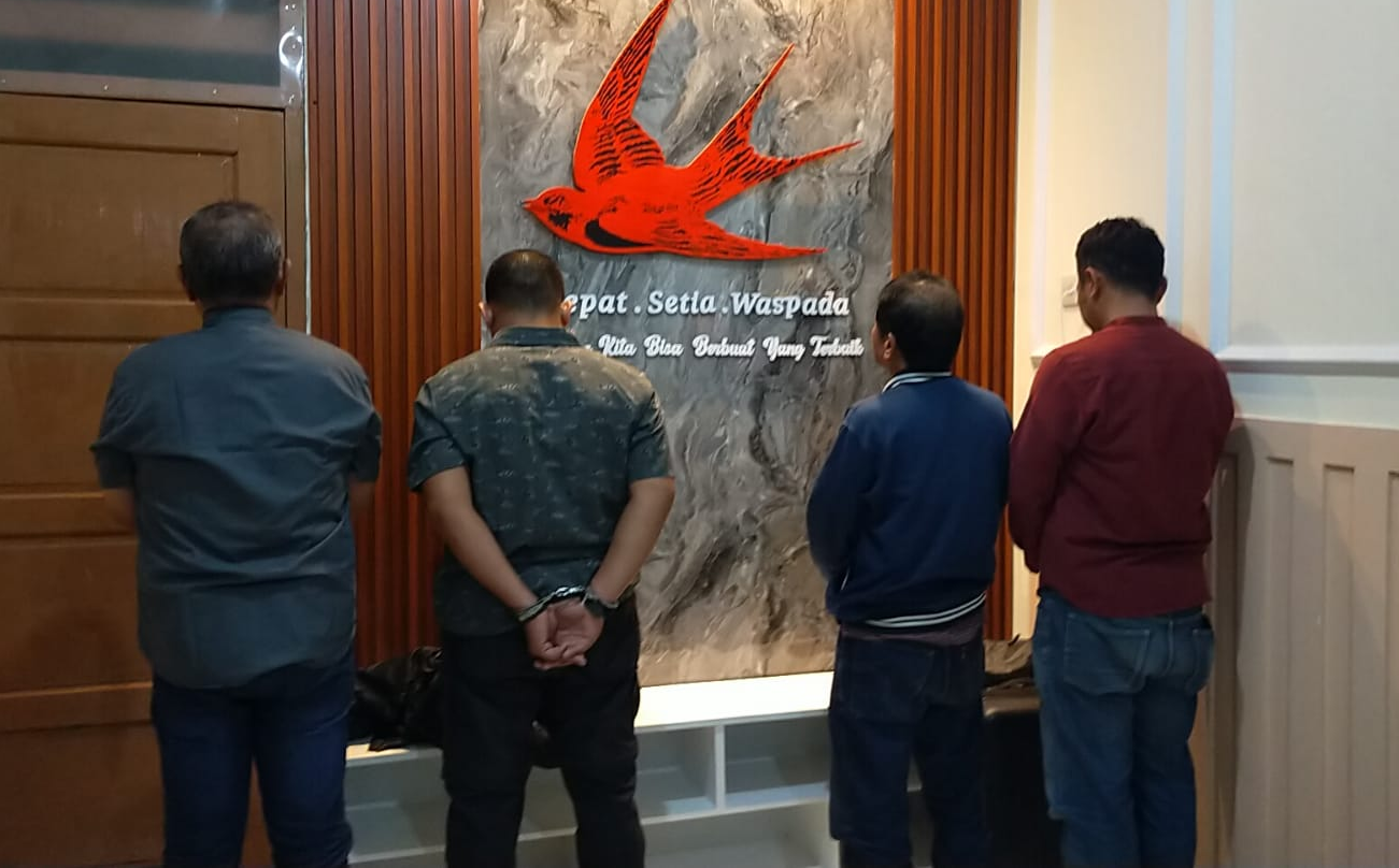 DIBORGOL: Keempat pelaku anggota BIN gadungan diamankan personel Korem 082/CPYJ, Rabu (26/2) malam.