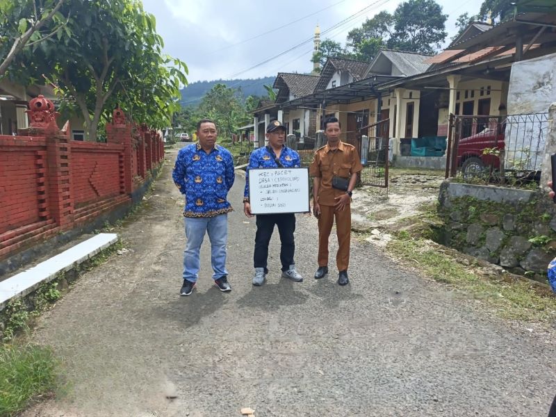 BAKAL DICOR: Kepala Desa Cepokolimo bersama tim Pemkab Mojokerto meninjau ruas jalan yang akan dibangun.