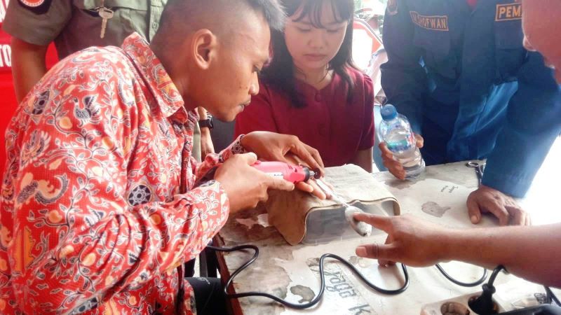 TELATEN: Petugas Damkar BPBD Kabupaten Mojokerto melepas cincin pada jari korban yang membengkak, kemarin (27/2).