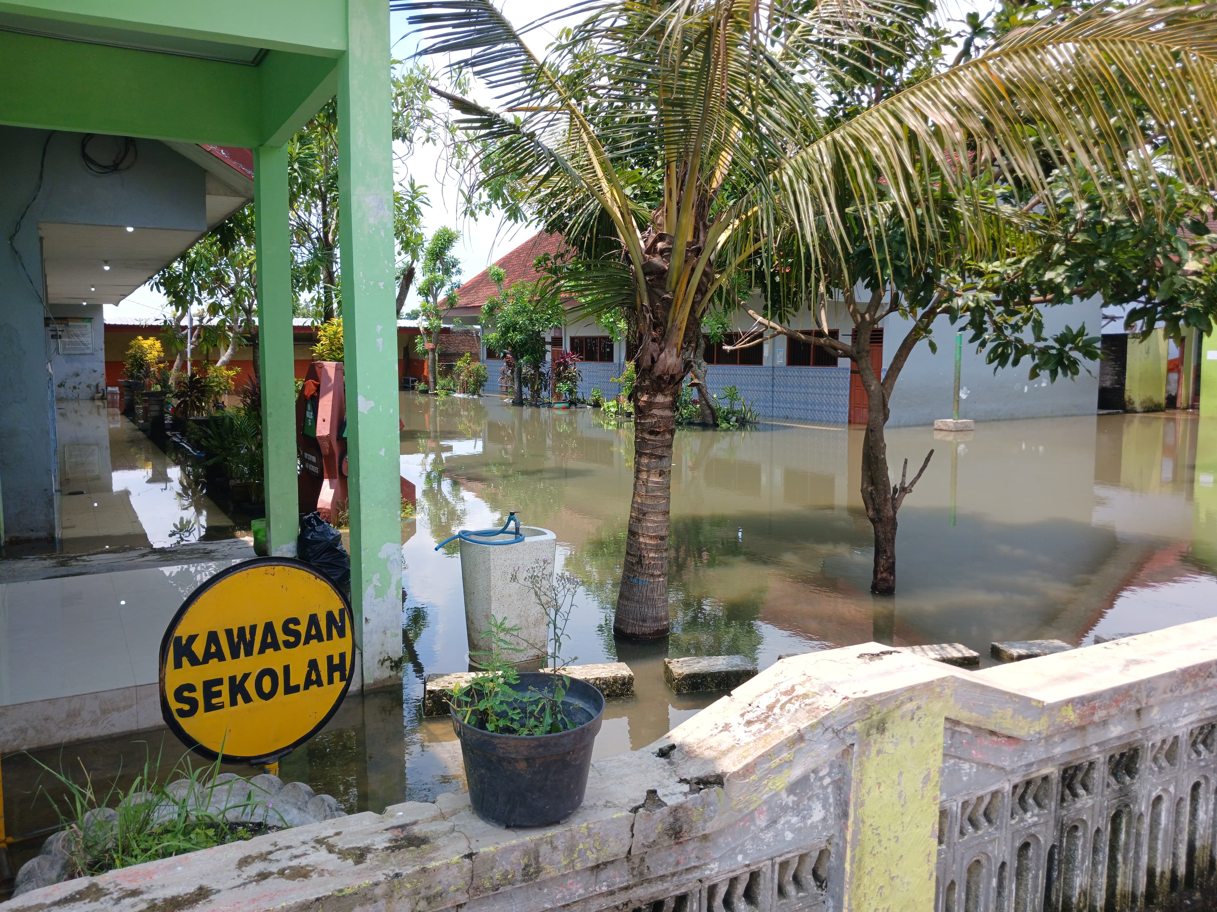 LANGGANAN: Kondisi banjir di Desa Tempuran, Kecamatan Sooko, Kabupaten Mojokerto, Jumat (28/2) siang.
