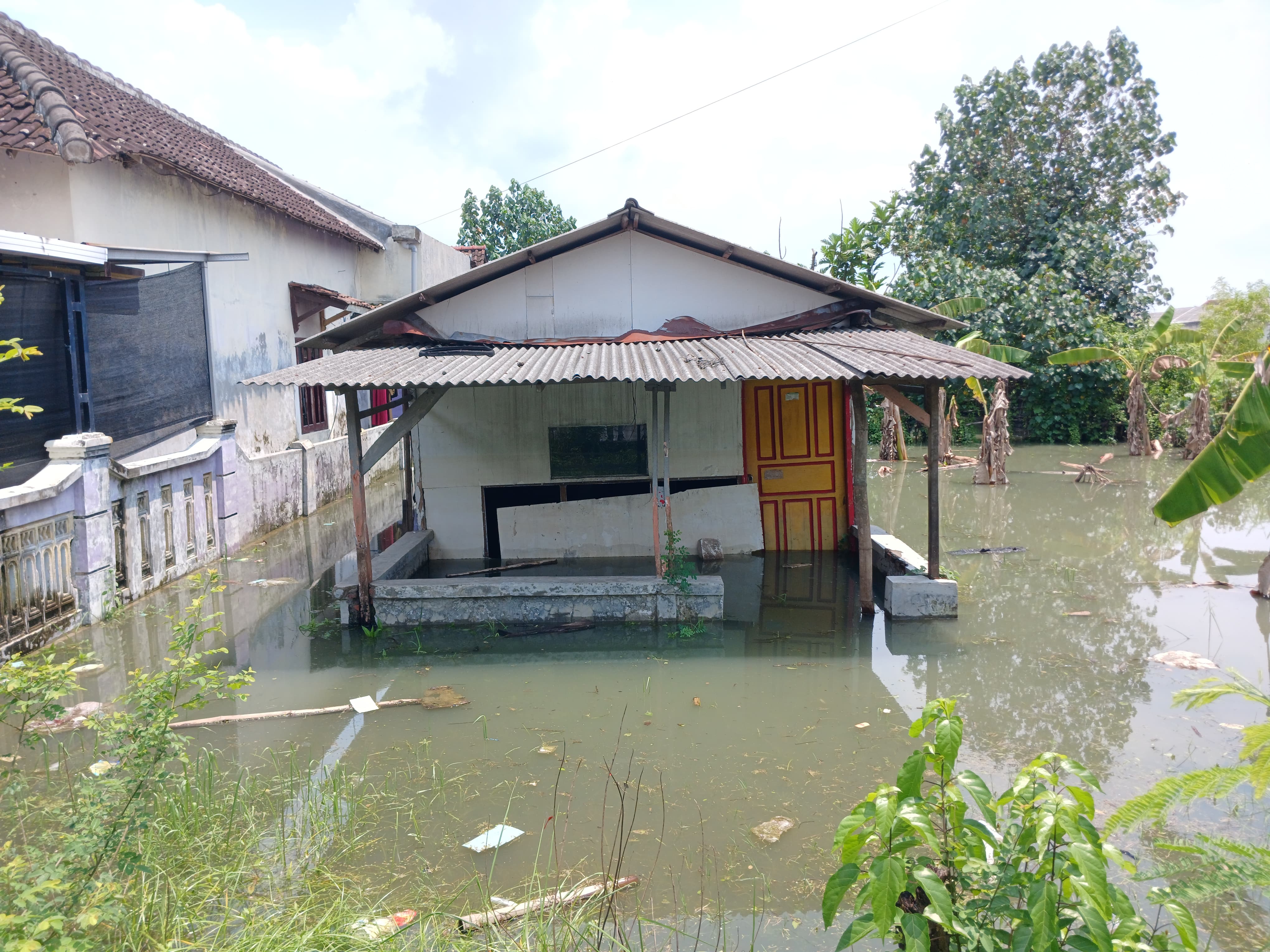 LANGGANAN: Kondisi banjir di Desa Tempuran, Kecamatan Sooko, Kabupaten Mojokerto, Jumat (28/2) siang.