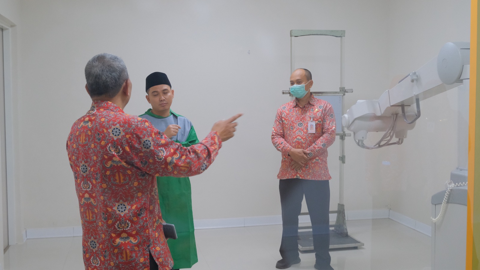 KENANGAN TERAKHIR: Almarhum dr Djalu Naskutub (kiri) dampingi Bupati Mojokerto Muhamamd Albarraa untuk check up kesehatan di RSUD Prof dr Soekandar sebelum ke Jakarta untuk pelantikan.