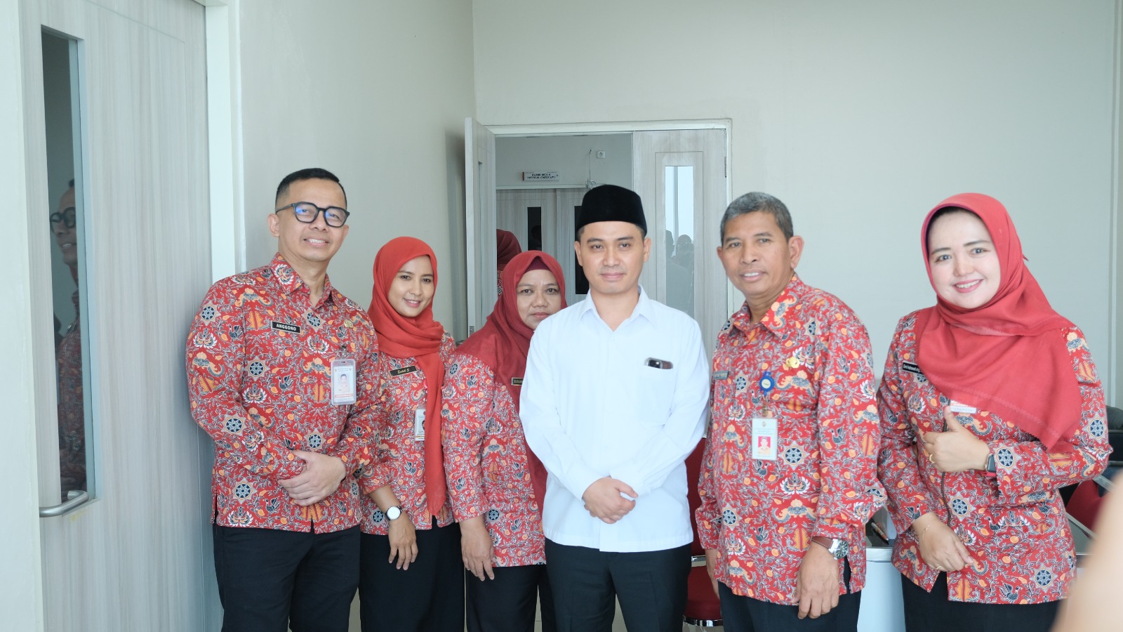 KENANGAN TERAKHIR: Almarhum dr Djalu Naskutub (dua dari kanan) saat mendampingi Bupati Mojokerto Muhamamd Albarraa check up kesehatan di RSUD Prof dr Soekandar sebelum berangkat  pelantikan.