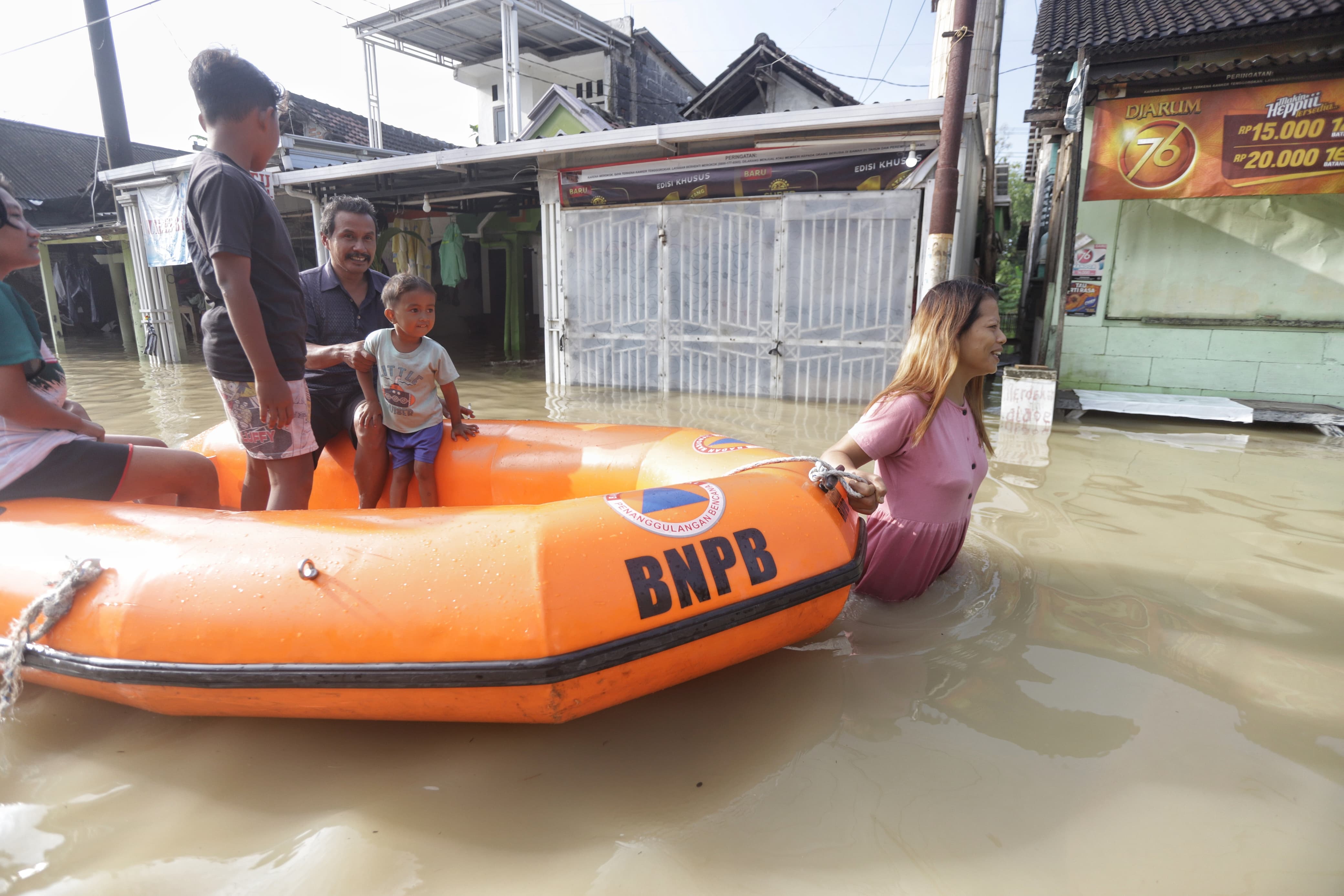TERENDAM LAGI: Warga Dusun Klanting, Desa Pulorejo, Kecamatan Dawarblandong, Kabupaten Mojokerto melintas banjir dengan perahu kebencanaan, Sabtu (1/3).