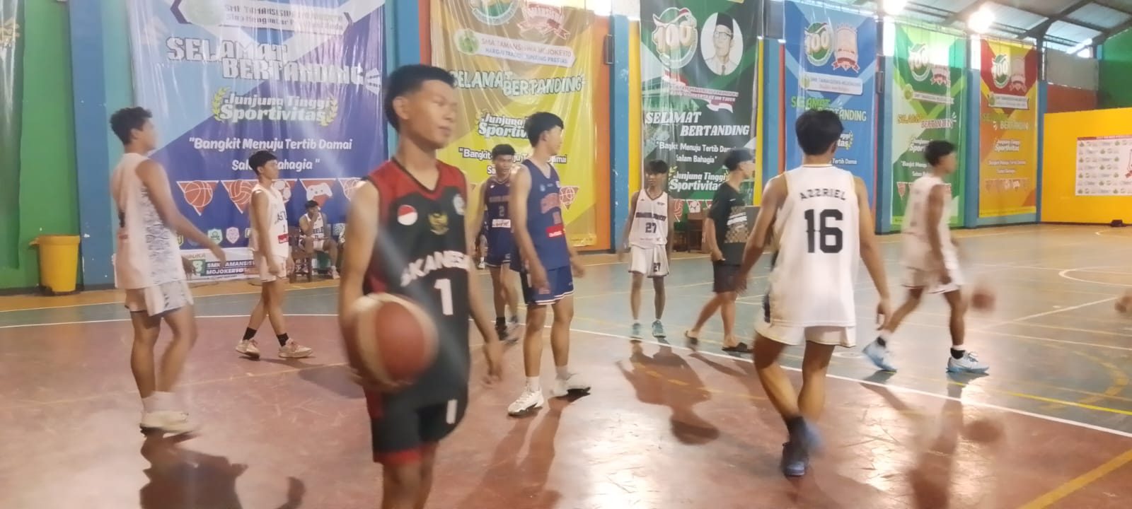 PERDANA : Tim putra dan putri porpov Kota Mojokerto asah skill di indoor Sasana Krida Budaya SMK Tamansiswa Kota Mojokerto, Sabtu (1/3) sore.