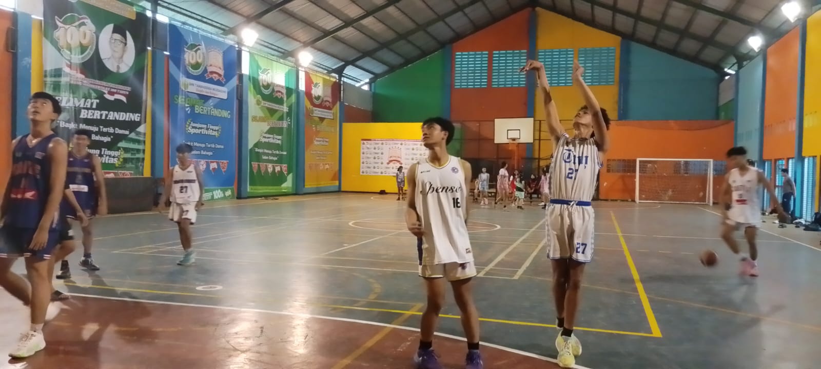 PERDANA : Tim putra dan putri porpov Kota Mojokerto asah skill di indoor Sasana Krida Budaya SMK Tamansiswa Kota Mojokerto, Sabtu (1/3) sore.