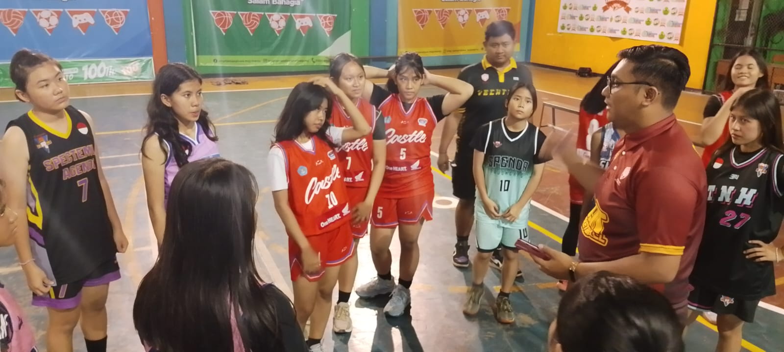 PERDANA : Tim putra dan putri porpov Kota Mojokerto asah skill di indoor Sasana Krida Budaya SMK Tamansiswa Kota Mojokerto, Sabtu (1/3) sore.