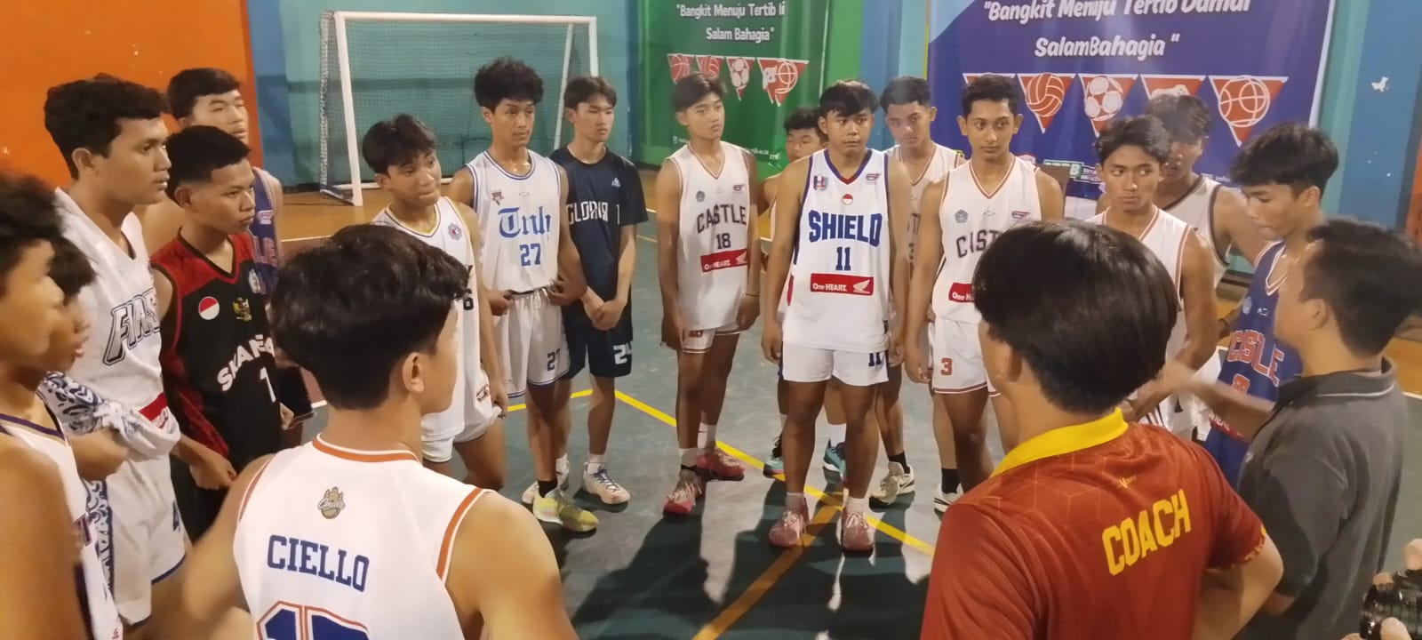 PERDANA : Tim putra dan putri porpov Kota Mojokerto asah skill di indoor Sasana Krida Budaya SMK Tamansiswa Kota Mojokerto, Sabtu (1/3) sore.