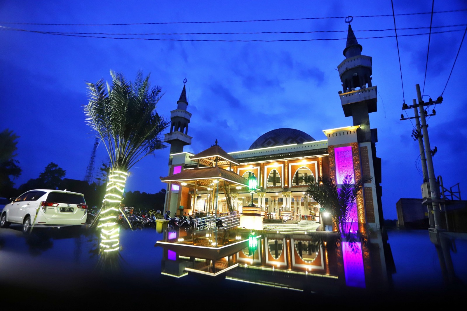 MEGAH: Masjid Agung Darussalam Desa Gemekan, Kecamatan Sooko, bakal diramaikan dengan bazar Ramadan untuk menarik pengunjung dari dalam dan luar kota.