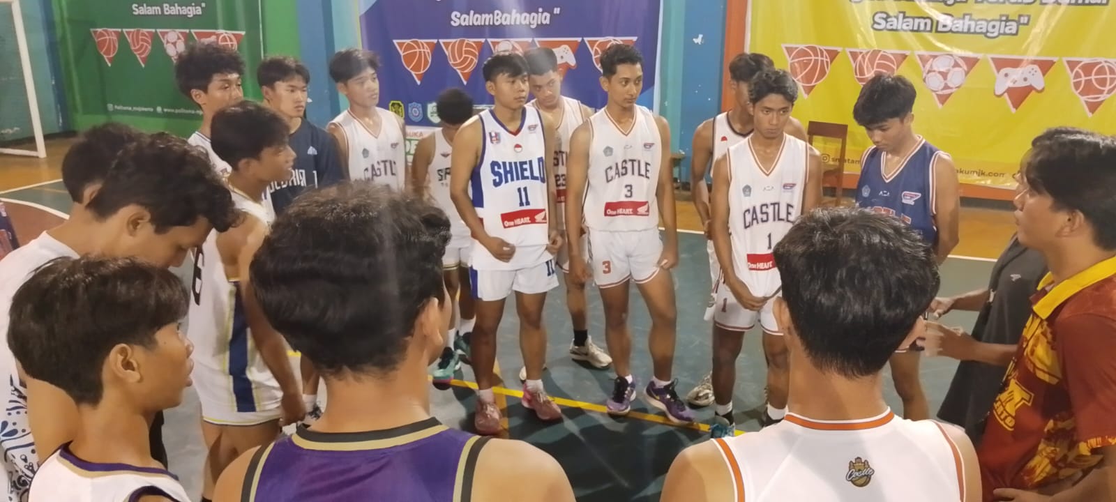 TUNTUTAN TINGGI: Pebasket dari beberapa klub dan sekolah menjalani seleksi dan latihan rutin di lapangan indoor Sasana Krida Budaya SMK Tamansiswa Kota Mojokerto, kemarin.