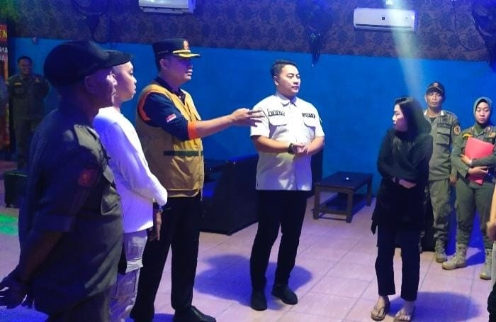 DIRAZIA: Petugas Satpol PP Kabupaten Mojokerto bersama dewan menyisir tempat hiburan malam di wilayah Puri dan Dlanggu, Sabtu (1/3) dini hari.