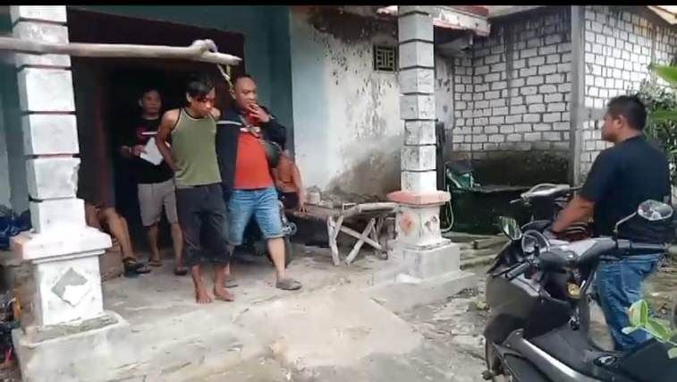 DITANGKAP: Polisi menangkap tersangka pencurian motor di Desa Simongagrok, Kecamatan Dawarblandong, kemarin.