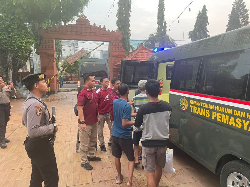 DIPINDAH: Napi Lapas Kelas IIB Mojokerto mengikuti proses pemindahan ke lapas lain, kemarin.