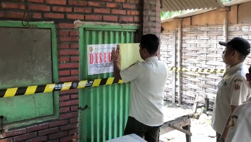 DITUTUP: Petugas Satpol PP Kabupaten Mojokerto memasang tanda segel di warung remang-remang, Dusun Gading, Desa Ngrame, Kecamatan Pungging, kemarin.