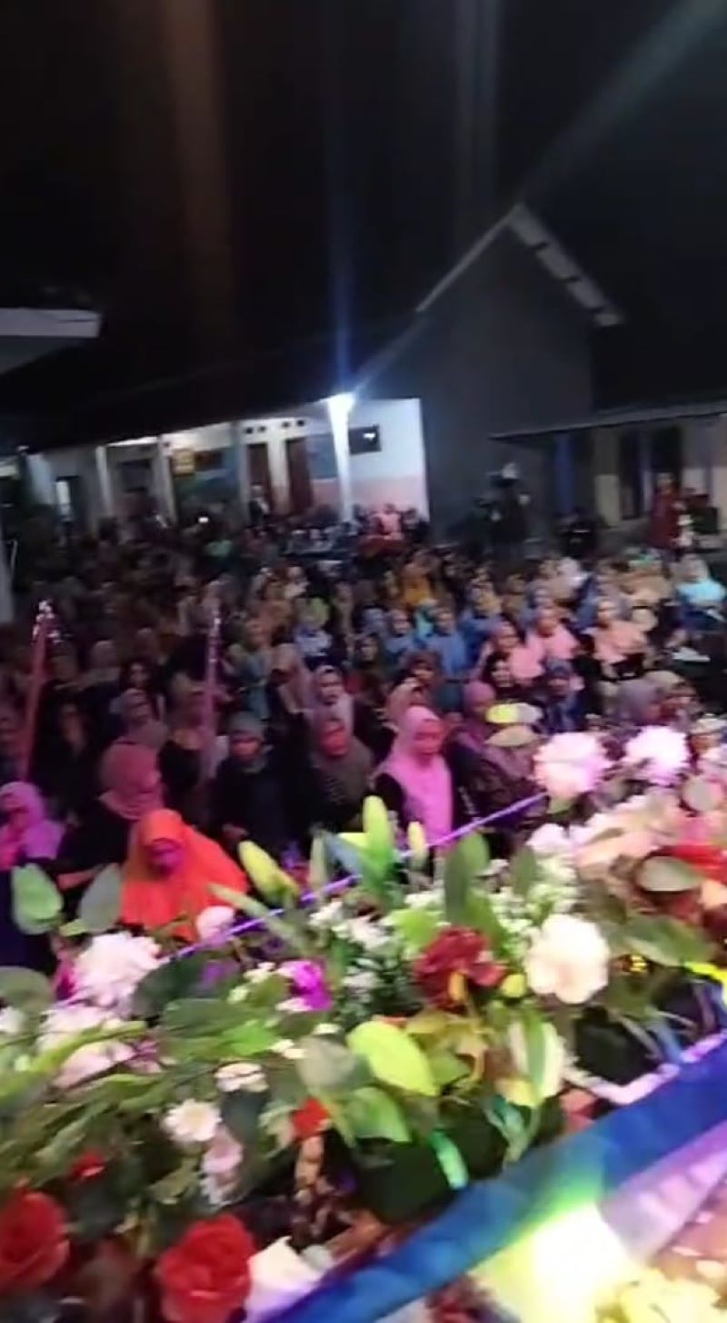 KHIDMAT: Warga Desa Pacing, Kecamatan Bangsal, menghadiri acara doa dan salawat bersama di balai desa setempat, Rabu (26/2) malam.