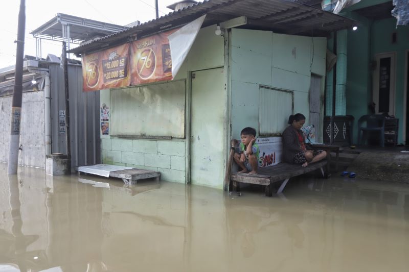 LUAPAN KEDUA: Aktivitas warga Dusun Klanting, Desa Pulorejo, Kecamatan Dawarblandong, di tengah banjir, Sabtu (1/3).