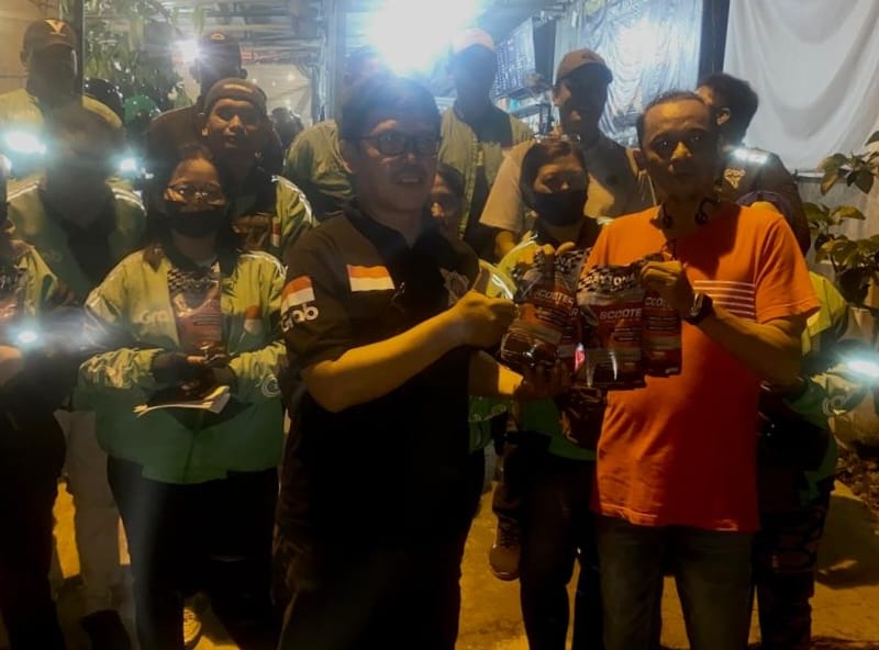 LANCAR: Prosesi penyerahan undian oli Daytona event Ojol Race #1 di Warung Tante, Kelurahan Meri, Kota Mojokerto, Sabtu (1/3) malam.