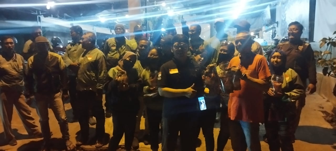 LANCAR: Prosesi penyerahan undian oli Daytona event Ojol Race #1 di Warung Tante, Kelurahan Meri, Kota Mojokerto, Sabtu (1/3) malam.