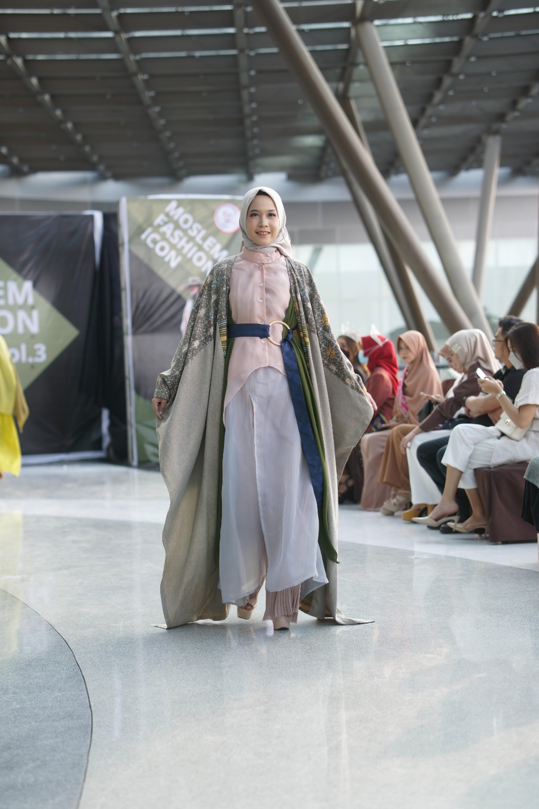 KEKINIAN: Setelan layers dress jadi tren busana muslim 2025 yang lebih fresh dan kekinian.