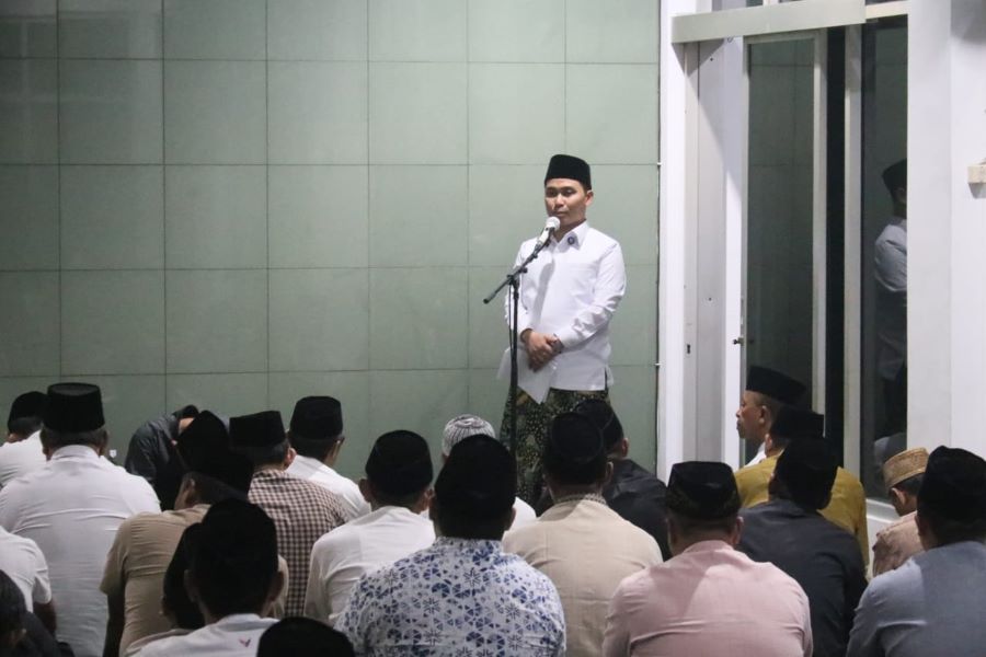 BERI ARAHAN: Bupati Mojokerto Muhammad Albarraa saat membuka rangkaian kegiatan ibadah Ramadan dengan salat tarawih perdana bersama ASN) di Masjid Baiturrahman, kantor pemkab, Sabtu (1/3) malam.