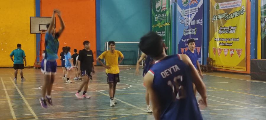 TENSI TINGGI: Pelatih basket Kota Mojokerto berdiskusi merancang strategi tim saat latihan di lapangan indoor Sasana Krida Budaya SMK Tamansiswa Kota Mojokerto kemarin.