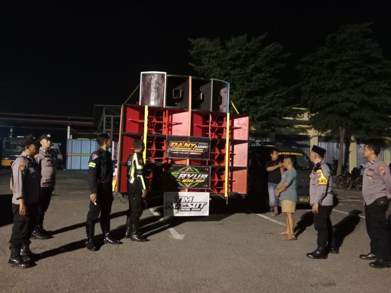 BIKIN BISING: Petugas kepolisian mengamankan&nbsp; kendaraan sound horeg ke Mapolres Mojokerto usai ditertibkan, Senin (3/3).