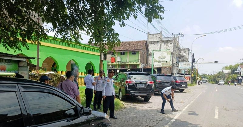 DISURVEI: Petugas gabungan Dishub Provinsi Jatim dan DPRKP2 Kabupaten Mojokerto saat melakukan inspeksi jalur Trans Jatim koridor 6 pekan lalu.