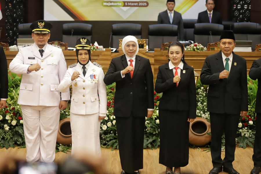 PERIODE BARU: Wali Kota Mojokerto Ika Puspitasari dan Wawali Rachman Sidharta Arisandi, Gubernur Jatim Khofifah Indar Parawansa, serta pimpinan DPRD berfoto bersama usai prosesi sertijab dan rapat.