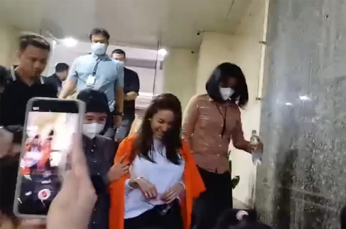 Nikita Mirzani dilakukan penahanan selama 20 hari ke depan setelah menjalani pemeriksaan.