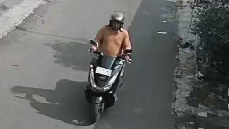 SASAR LANSIA: Pelaku penjambretan terekam CCTV saat melintas di Jalan Keboan, Kota Mojokerto, kemarin.