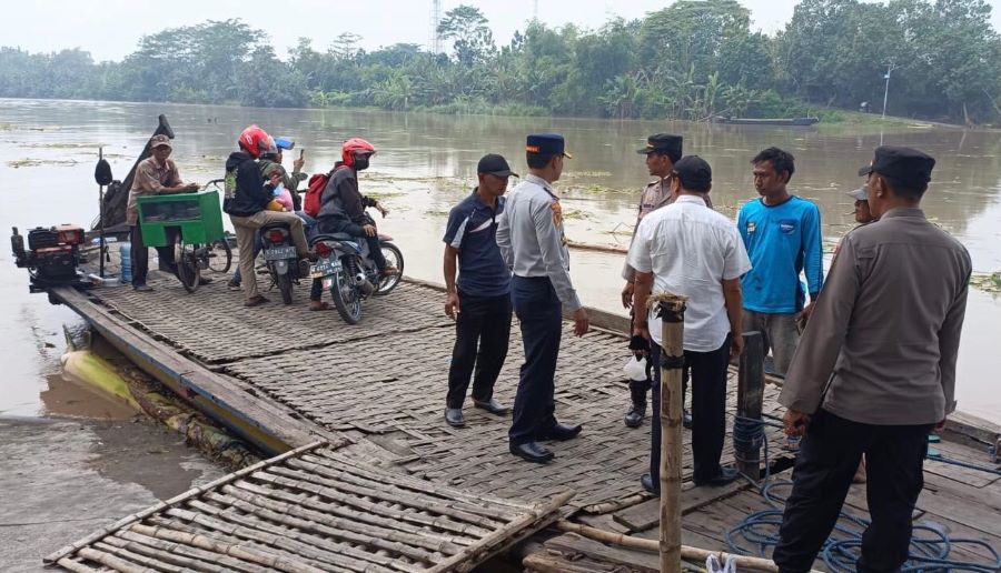 MENINGKAT: Petugas DPRKP2 Kabupaten Mojokerto bersama kepolisian mengawasi aktivitas perahu penyeberangan Sungai Brantas di Desa Betro, Kecamatan Kemlagi.