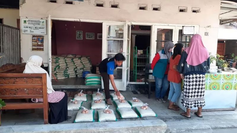 DISALURKAN: Sejumlah KPM saat mencairkan BPNT APBD dengan membelanjakannya di e-warong di Kelurahan Miji, Kecamatan Kranggan, beberapa waktu lalu.