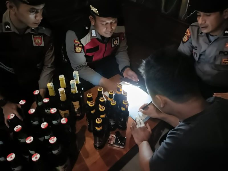 DITINDAK: Petugas kepolisian menjatuhi sanksi tipiring bagi pemilik tempat hiburan malam dan menyita puluhan botol miras hasil razia awal bulan Ramadan.
