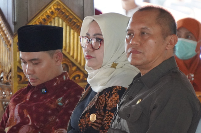 Bupati Mojokerto Gus Barra bersama Ketua DPRD Ayni Zuroh dan Sekdakab Teguh Gunarko. 
