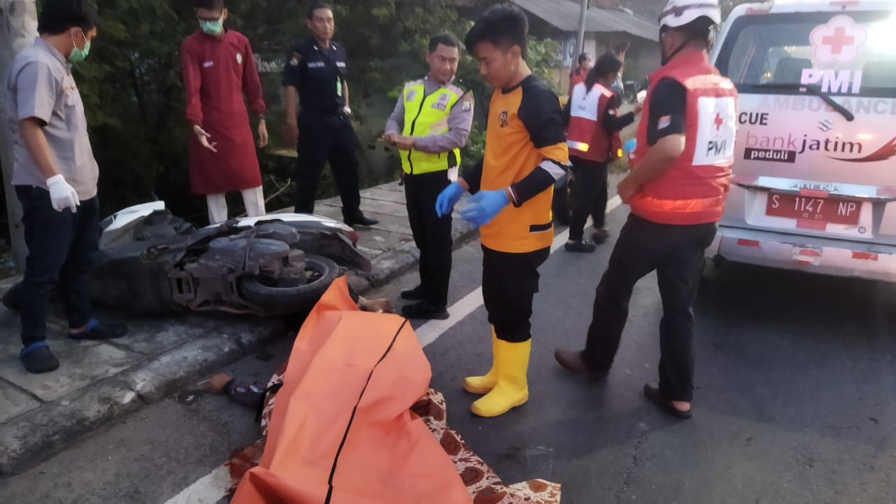 KORBAN JIWA: Petugas mengevakuasi jasad korban kecelakaan maut di Jalan Raya Desa Watesumpak, Kecamatan Trowulan, Kamis (6/3).