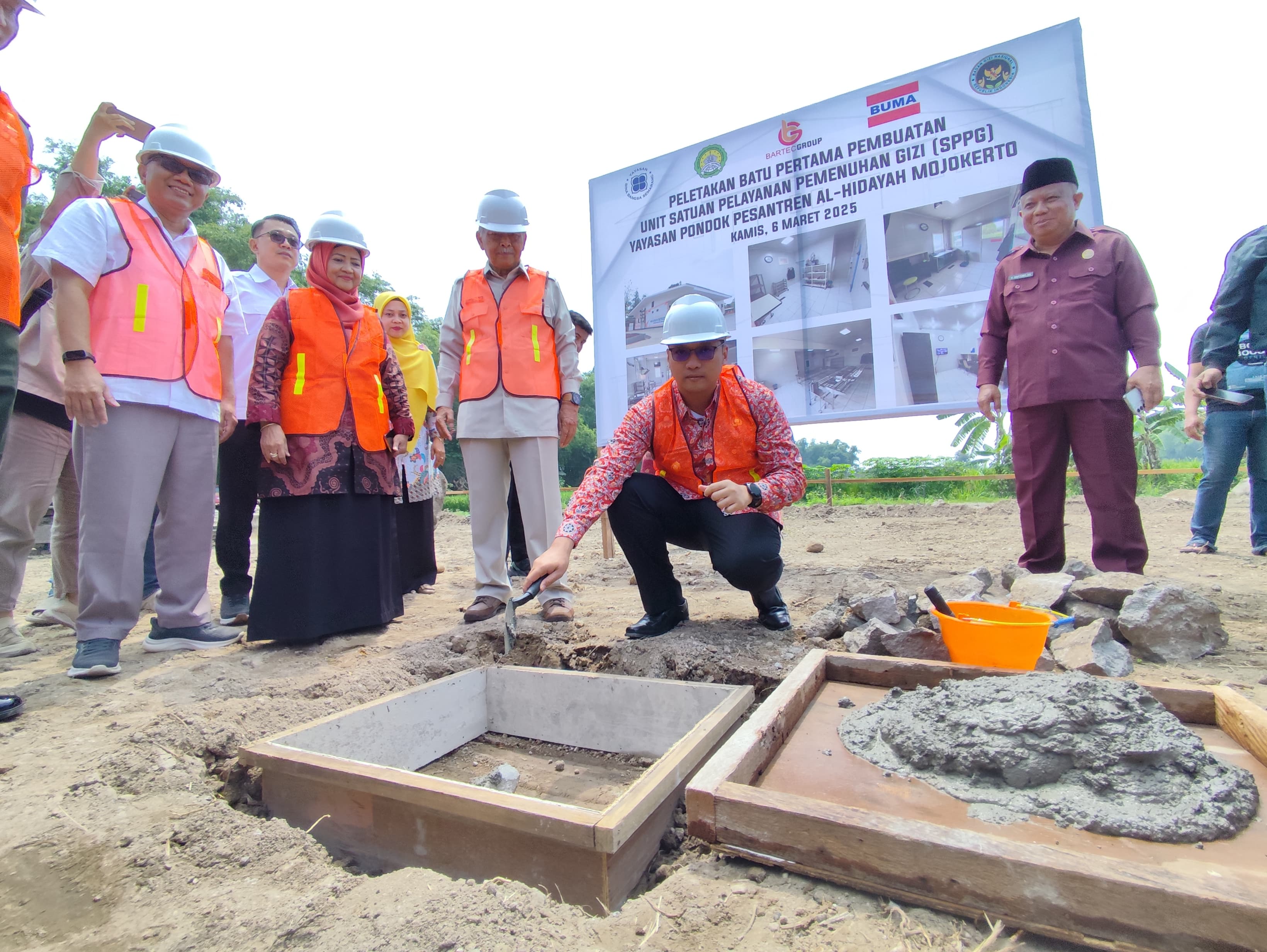 DAPUR MBG: Ketua Dewan Pembina Yayasan Bina Bangsa Semarang Letjen Purn. Bibit Waluyo bersama Wabup Mojokerto Muhammad Rizal Oktavian, dan forkopimda lakukan peletakan batu pertama pembangunan SPPG.