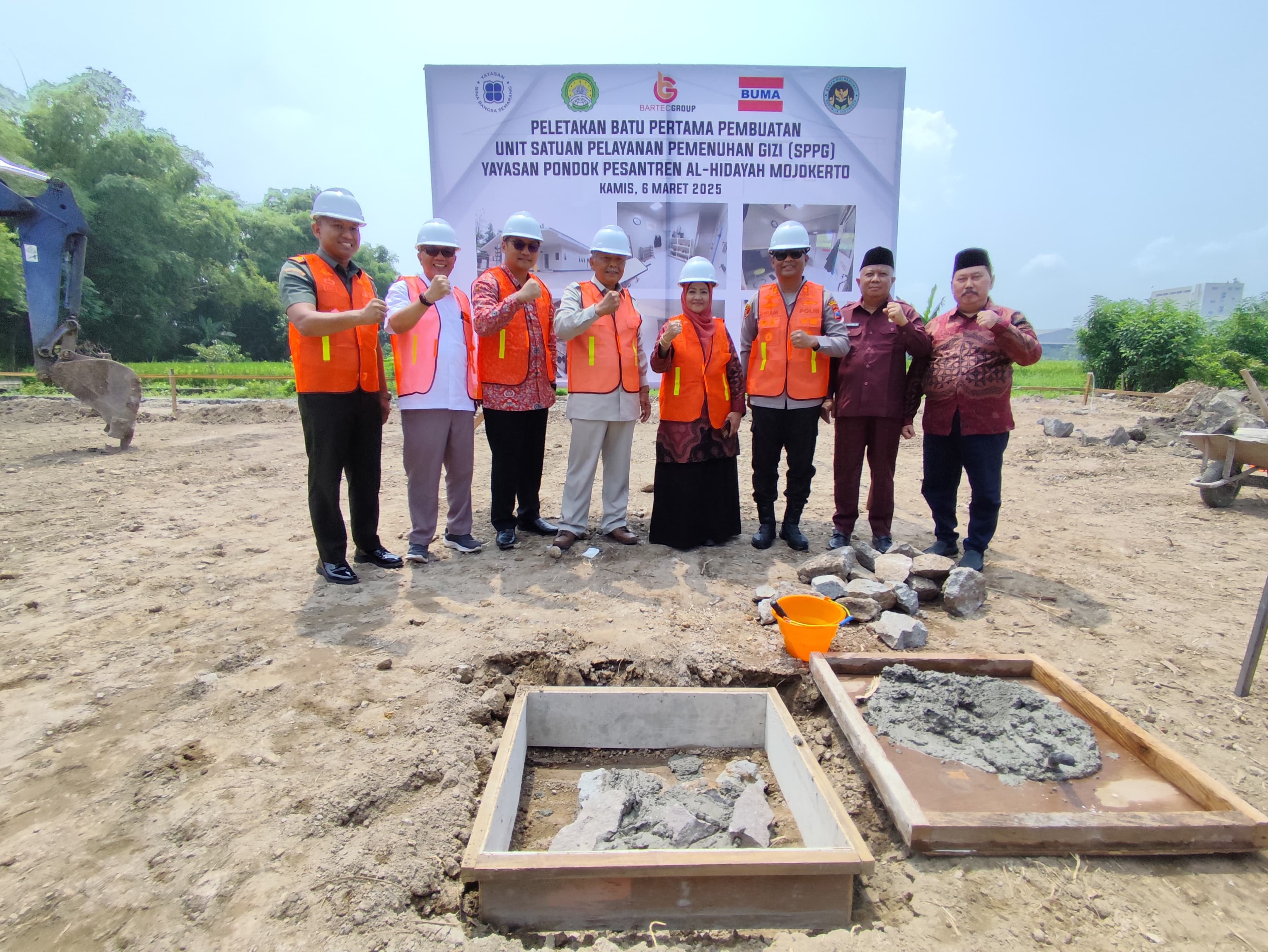 DAPUR MBG: Ketua Dewan Pembina Yayasan Bina Bangsa Semarang Letjen Purn. Bibit Waluyo bersama Wabup Mojokerto Muhammad Rizal Oktavian, dan forkopimda lakukan peletakan batu pertama pembangunan SPPG.