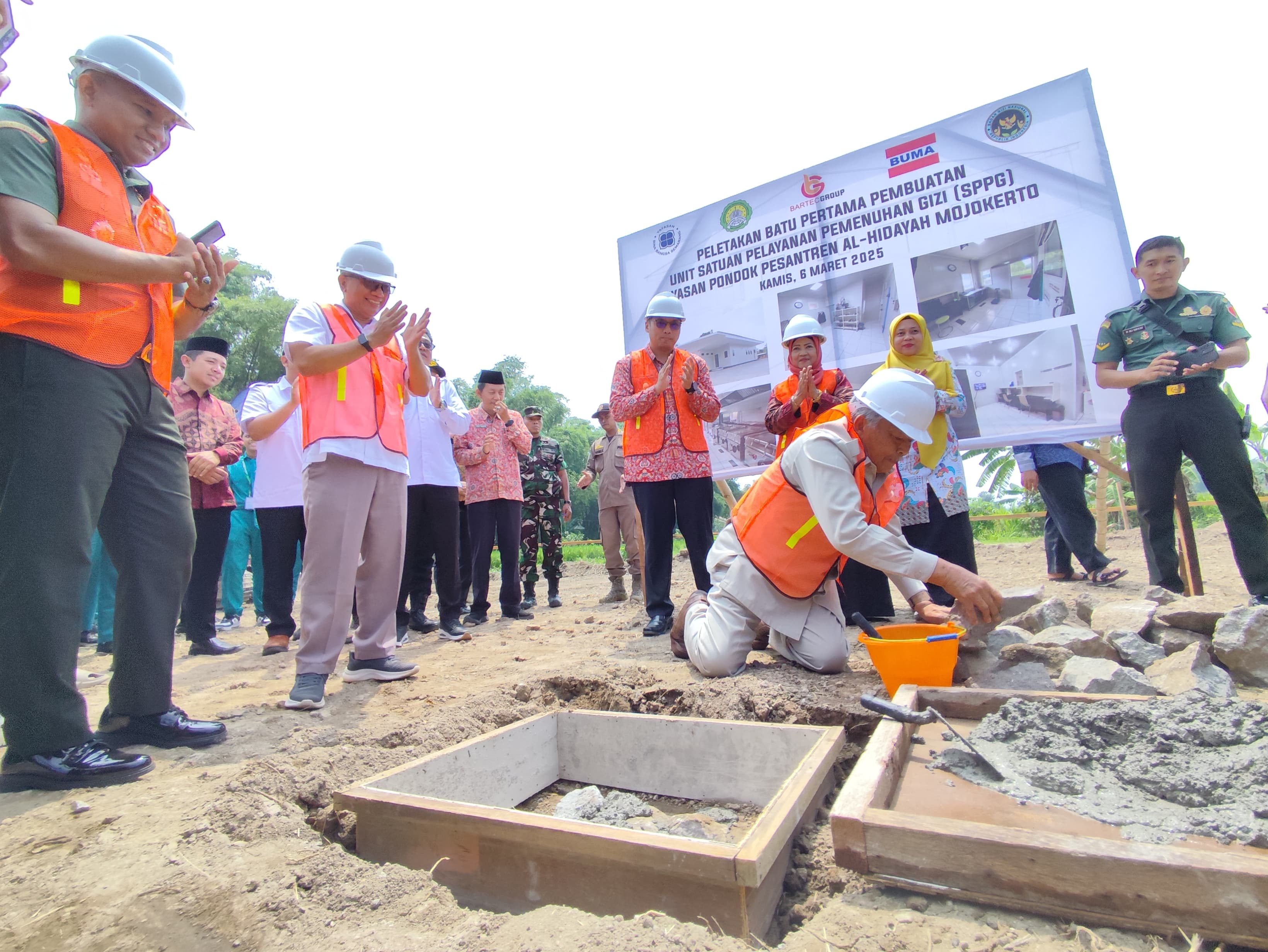 DAPUR MBG: Ketua Dewan Pembina Yayasan Bina Bangsa Semarang Letjen Purn. Bibit Waluyo bersama Wabup Mojokerto Muhammad Rizal Oktavian, dan forkopimda lakukan peletakan batu pertama pembangunan SPPG.