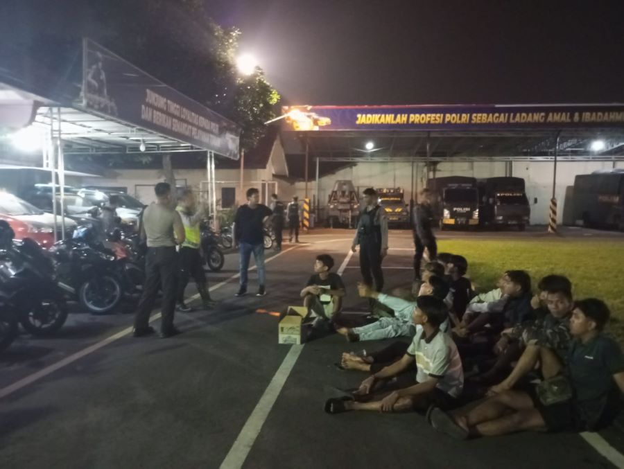BIANG KEROK: Polisi membawa para pelajar yang hendak tawuran ke Mapolres Mojokerto Kota, kemarin.