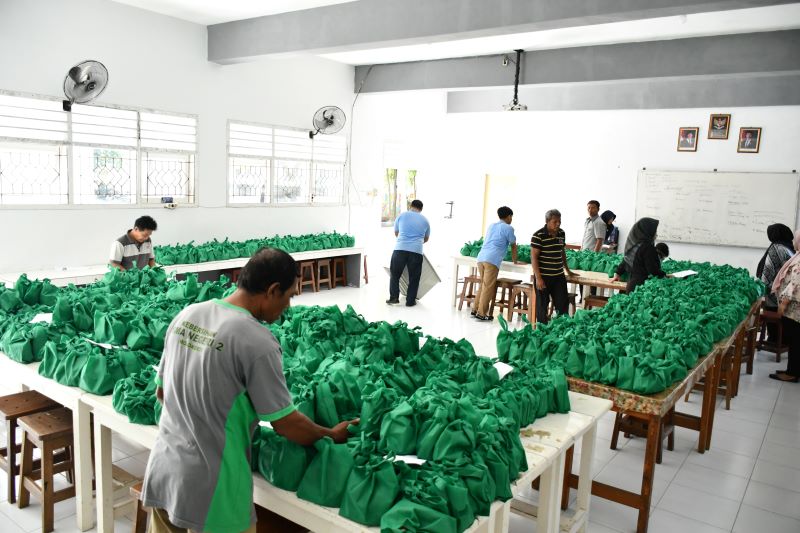SEMRINGAH: Siswa SMAN 2 Mojokerto menerima jatah MBG dalam bentuk kemasan totebag untuk dibawa pulang.