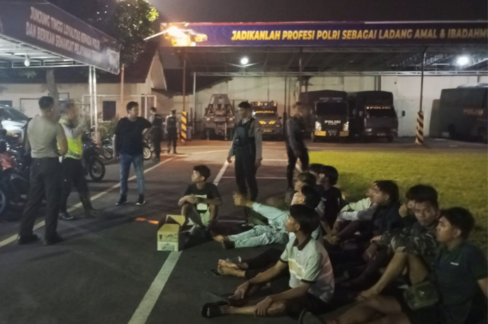 Belasan pemuda digiring ke Mapolres Mojokerto Kota saat hendak tawuran, Kamis (6/3) dinihari.