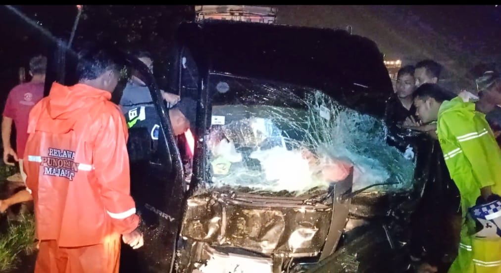 TERHENTI: Kondisi pikap yang melakukan tabrak lari di Sidoarjo ringsek setelah adu banteng di Jalan Bypass Mojokerto, Kamis (6/3) malam.
