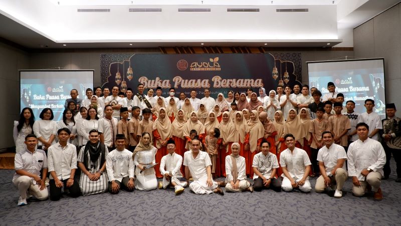 AKRAB: Semua staf, karyawan, dan perwakilan Ayola Sunrise Hotel Mojokerto dan Gus Yuk Kota Mojokerto bersama anak-anak yatim foto bersama di  Ballroom Ayola Sunrise Hotel Mojokerto.