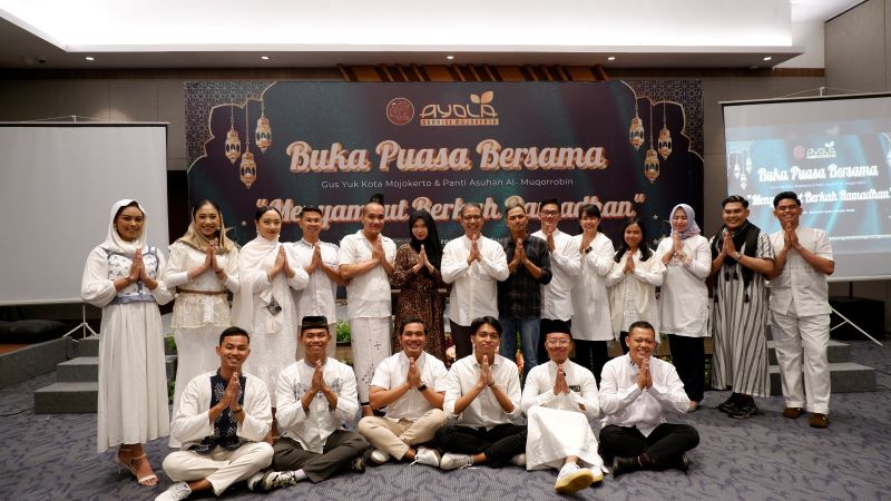 BIG FAMILY: General Manager Ayola Sunrise Hotel Mojokerto Yosi Arivianto bersama dengan staf dan karyawan.