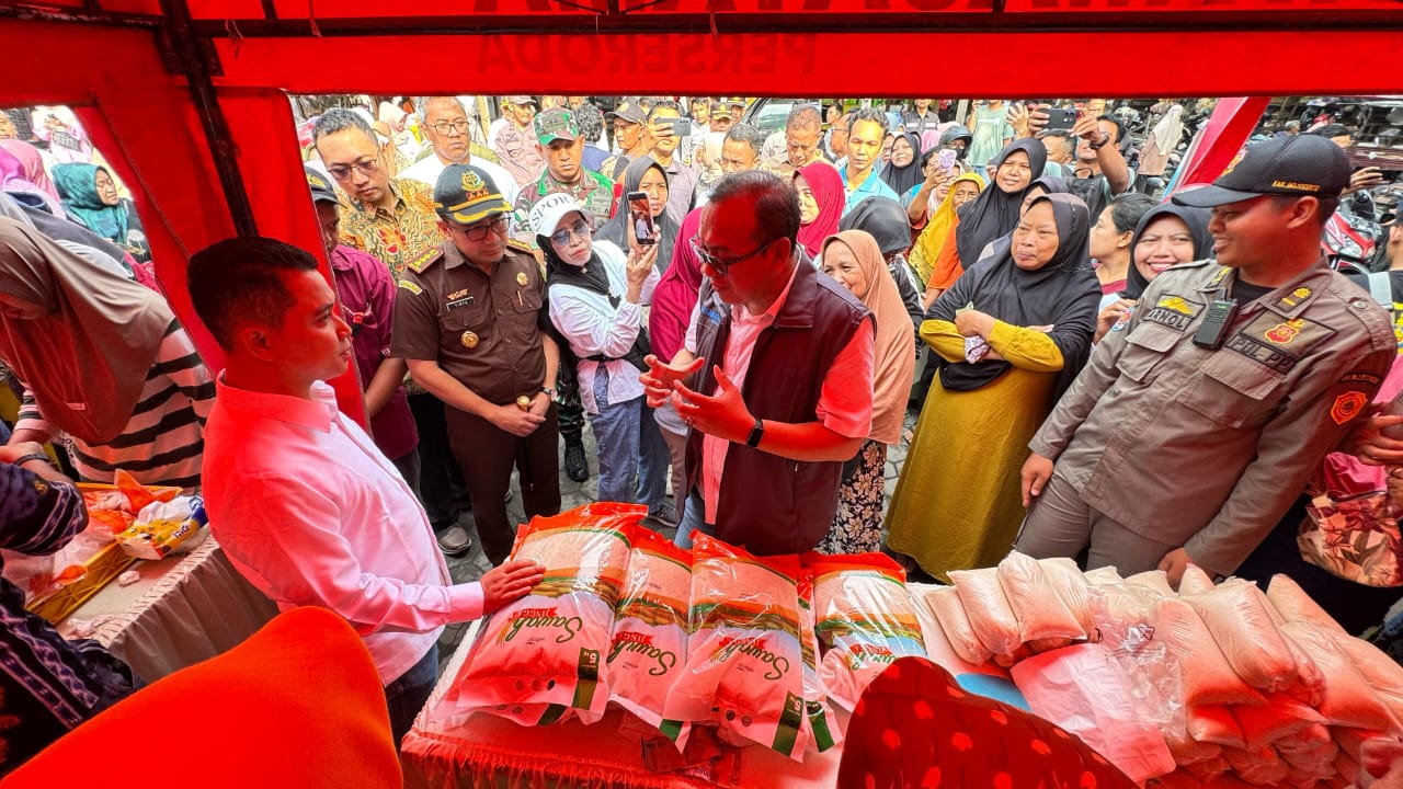 ATENSI DAERAH: Bupati Mojokerto Muhammad Albarra dan Wakil Bupati Muhammad Rizal Octavian bersama forkompimda memberikan penjelasan saat operasi pasar di Pasar Raya Mojosari, Jumat (7/3).