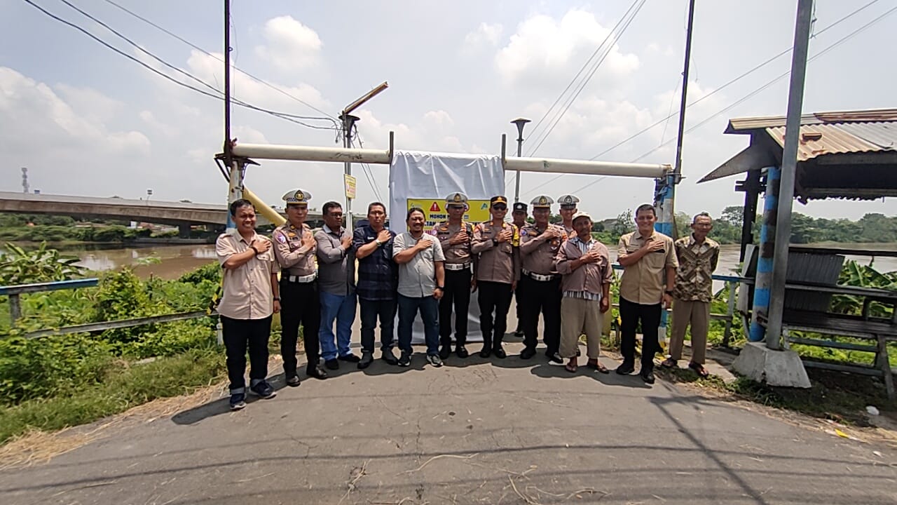 DIBUKA LAGI: General Manager PT SGN Pabrik Gula Gempolkrep Edy Purnomo bersama Kasatlantas Polres Mojokerto Kota AKP Mulyani saat membuka akses jembatan Pagerluyung, di Sungai Brantas, Desa/Kecamatan