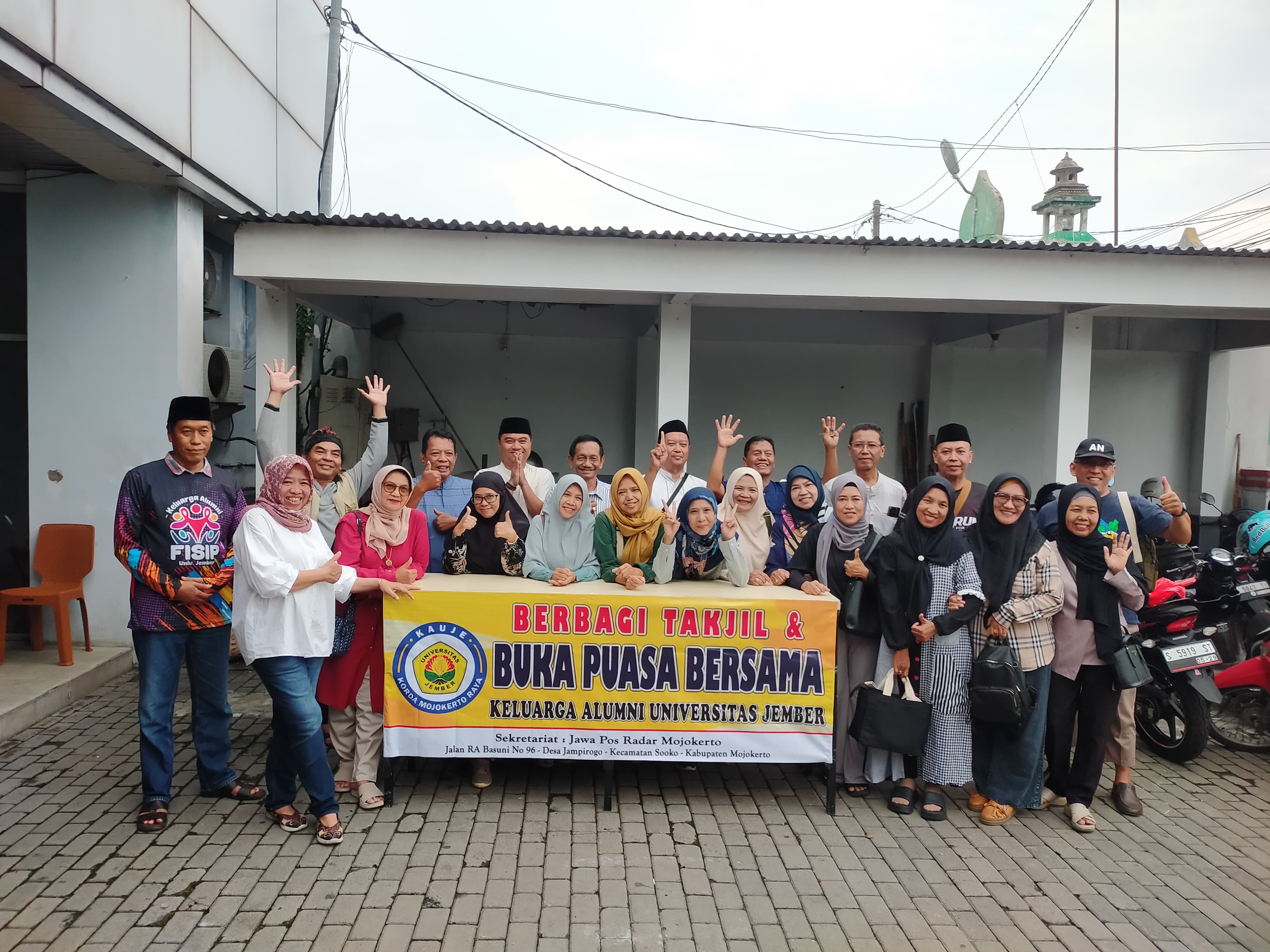 PERERAT SILATURAHMI: Pengurus dan anggota KAUJE Korda Mojokerto Raya membagikan takjil pada pengguna jalan yang melintas di depan Kantor Jawa Pos Radar Mojokerto, Sabtu (8/3) petang.