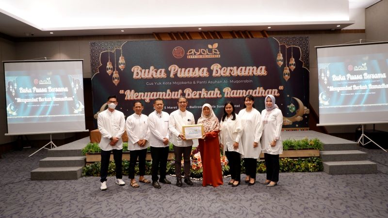 PEDULI: General Manager Ayola Sunrise Hotel Mojokerto Yosi Arivianto secara simbolis memberikan bingkisan kepada perwakilan pengurus Yayasan Panti Asuhan Al-Muqorrobin.