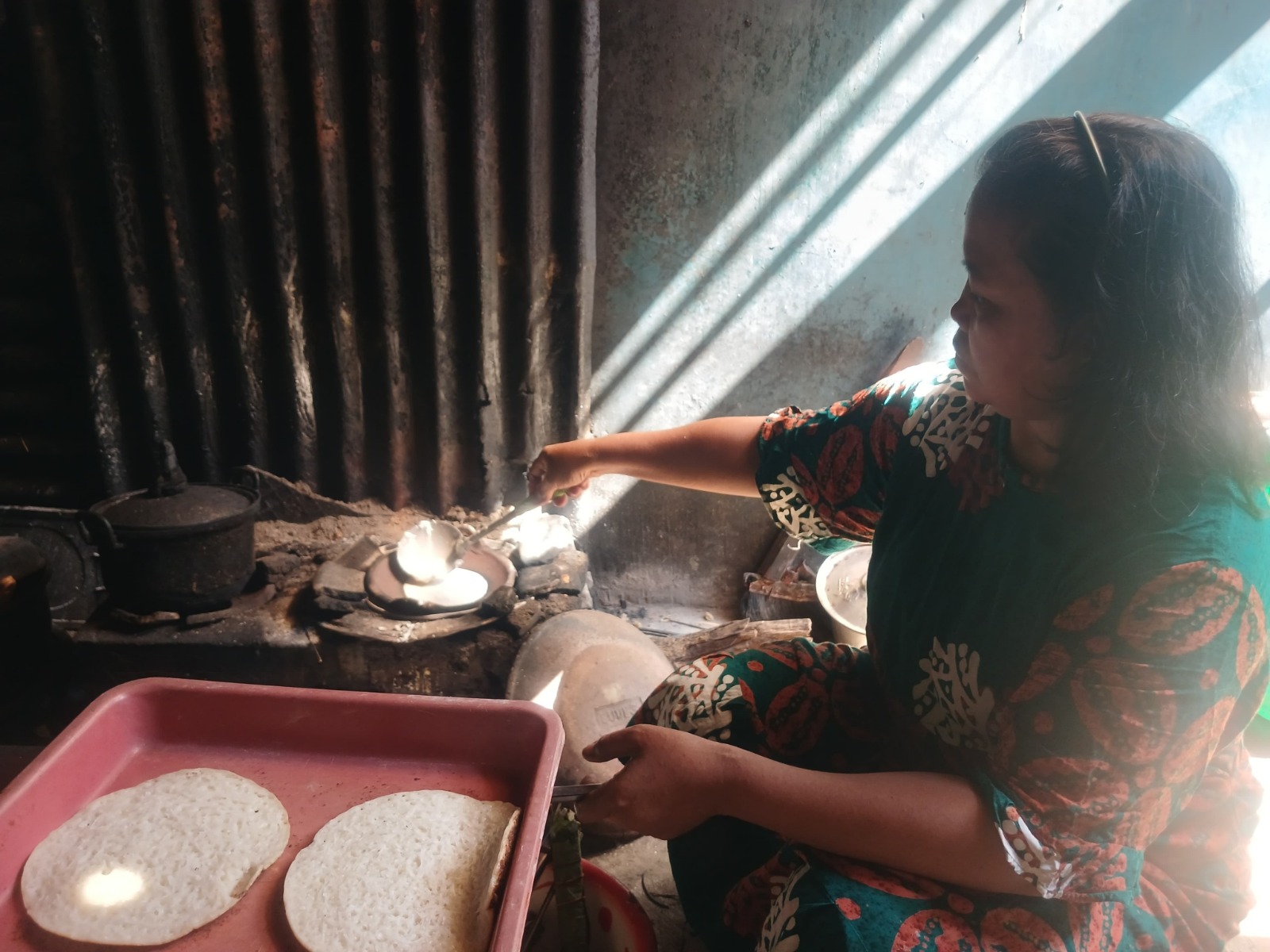 KUDAPAN KHAS: Yayuk, warga Lingkungan Kemasan, Kelurahan Blooto, Kecamatan Prajurit Kulon, Kota Mojokerto saat memasak kue serabi di dapur rumahnya.